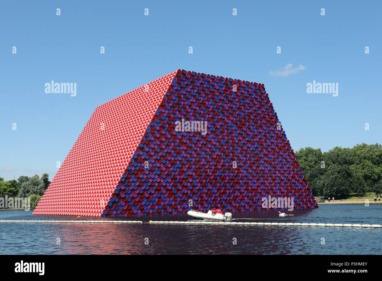 Pic mostra: Mastaba - una piramide senza un picco - è una presenza di arresto sopra l'acqua della serpentina in Hyde Park svelata da artista Chris Foto Stock