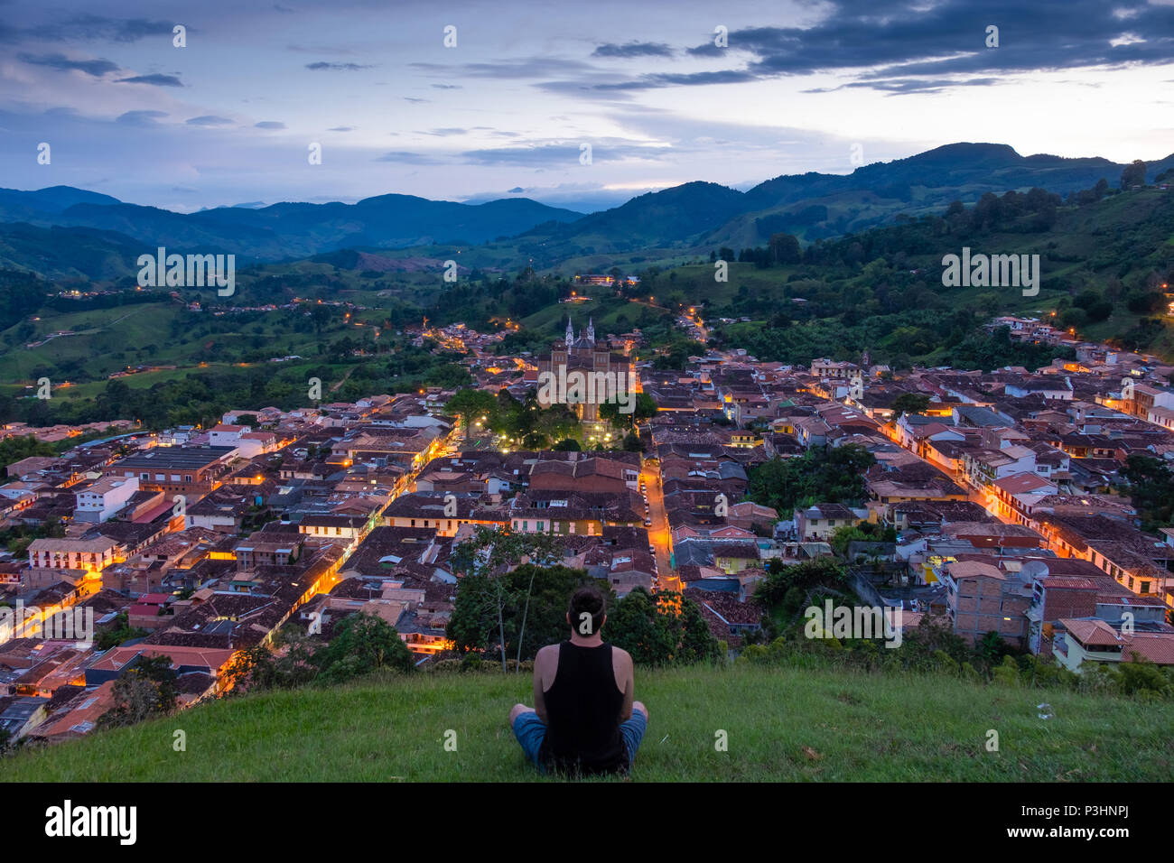Morro El salvador viewpoint, con una persona che si affaccia sulla città di Jericó, Antioquia, Colombia durante il tramonto Foto Stock