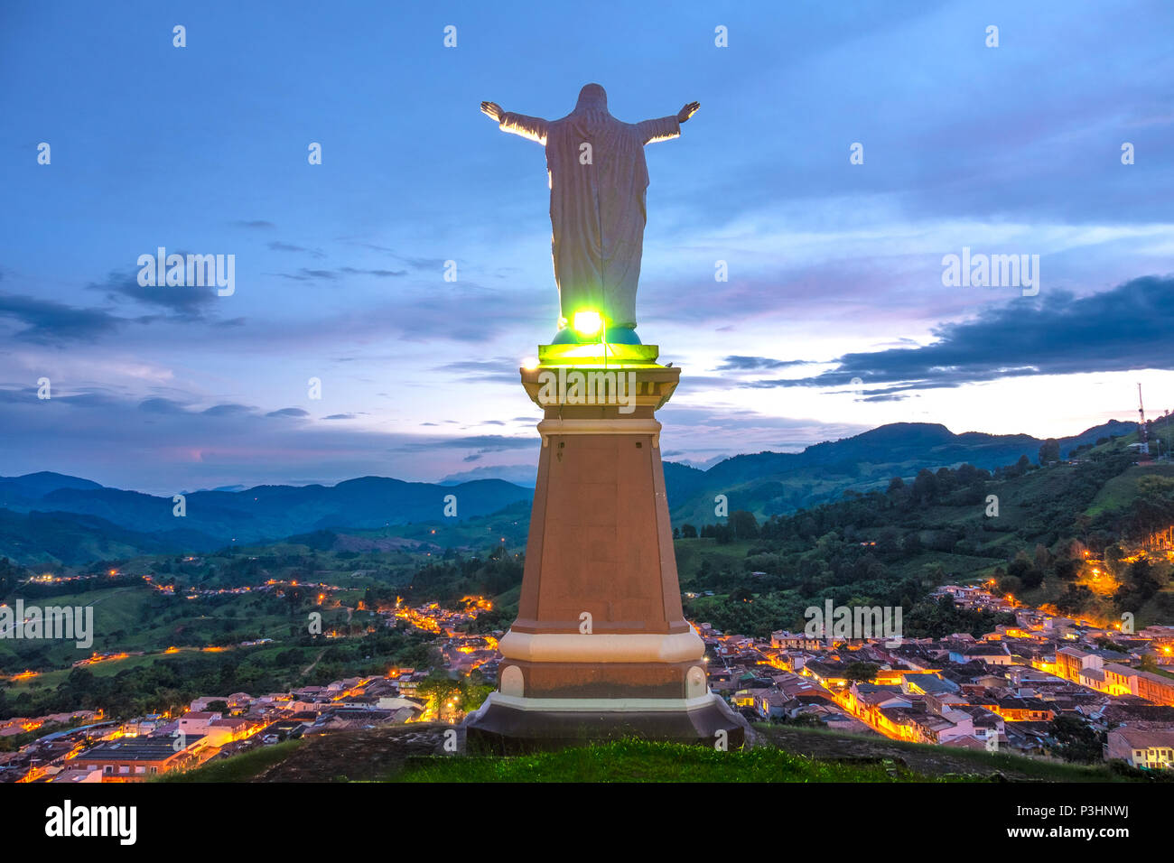 Christo el Redentor a Morro El Salvador in Jericó, Antioquia, Colombia al tramonto Foto Stock