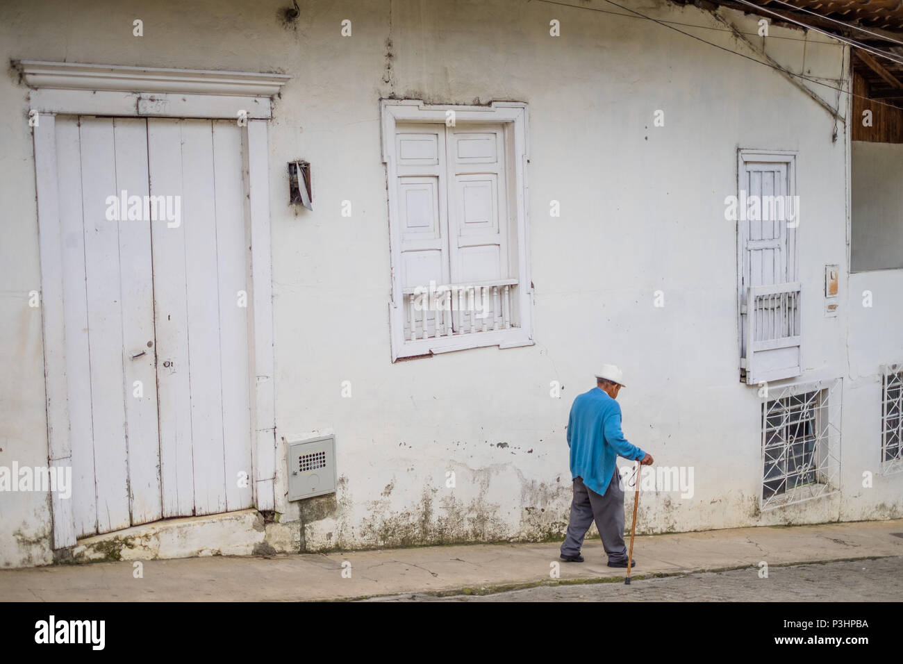 Locali di vecchio uomo a camminare per le strade di Jericó, Colombia Foto Stock