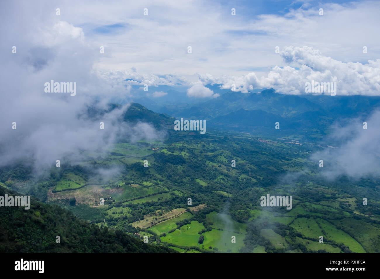 Paesaggio in Jericó, Antioquia, Colombia preso dall'aria (parapendio) Foto Stock