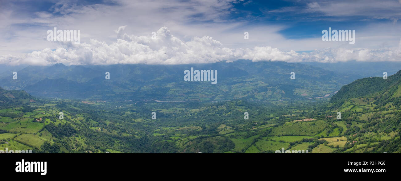 Paesaggio in Jericó, Antioquia, Colombia preso dall'aria (parapendio) Foto Stock