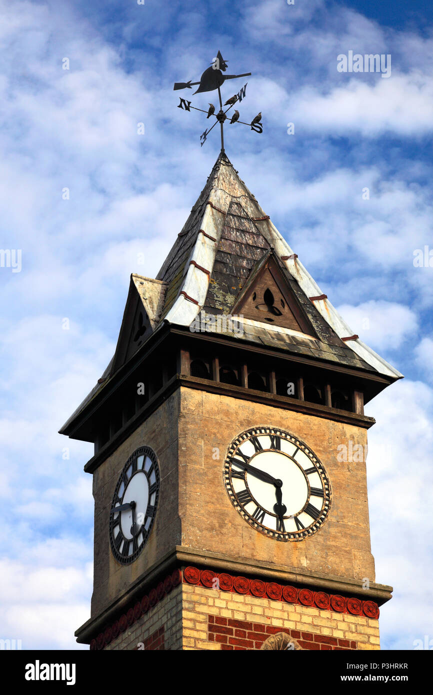 Warboys Clock Tower con una strega weathervane, Warboys town, Cambridgeshire; l'Inghilterra, Regno Unito Foto Stock