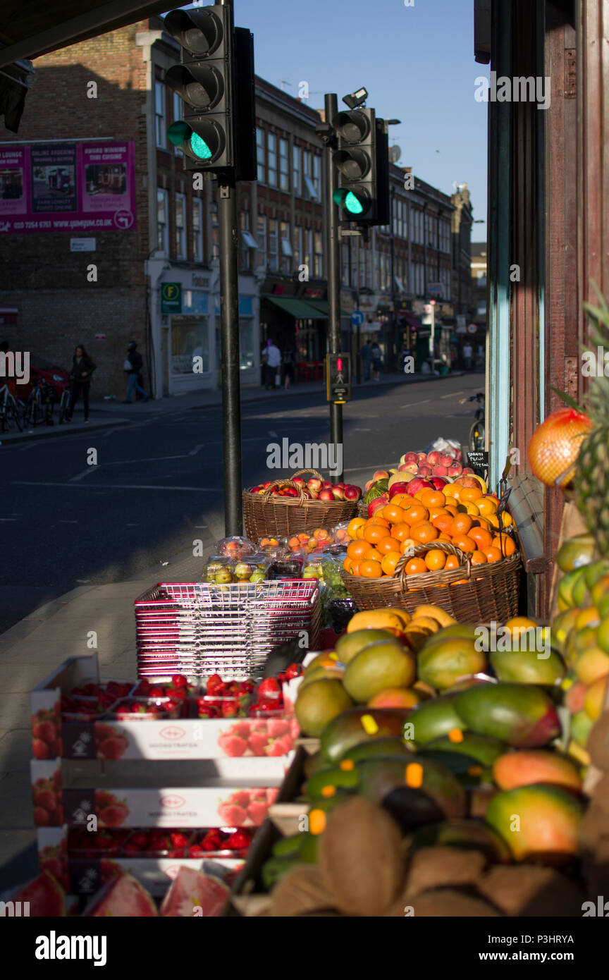 Cibo, vino e frutta in vendita su Stoke Newington Church street su un luminoso giorno a Londra Foto Stock