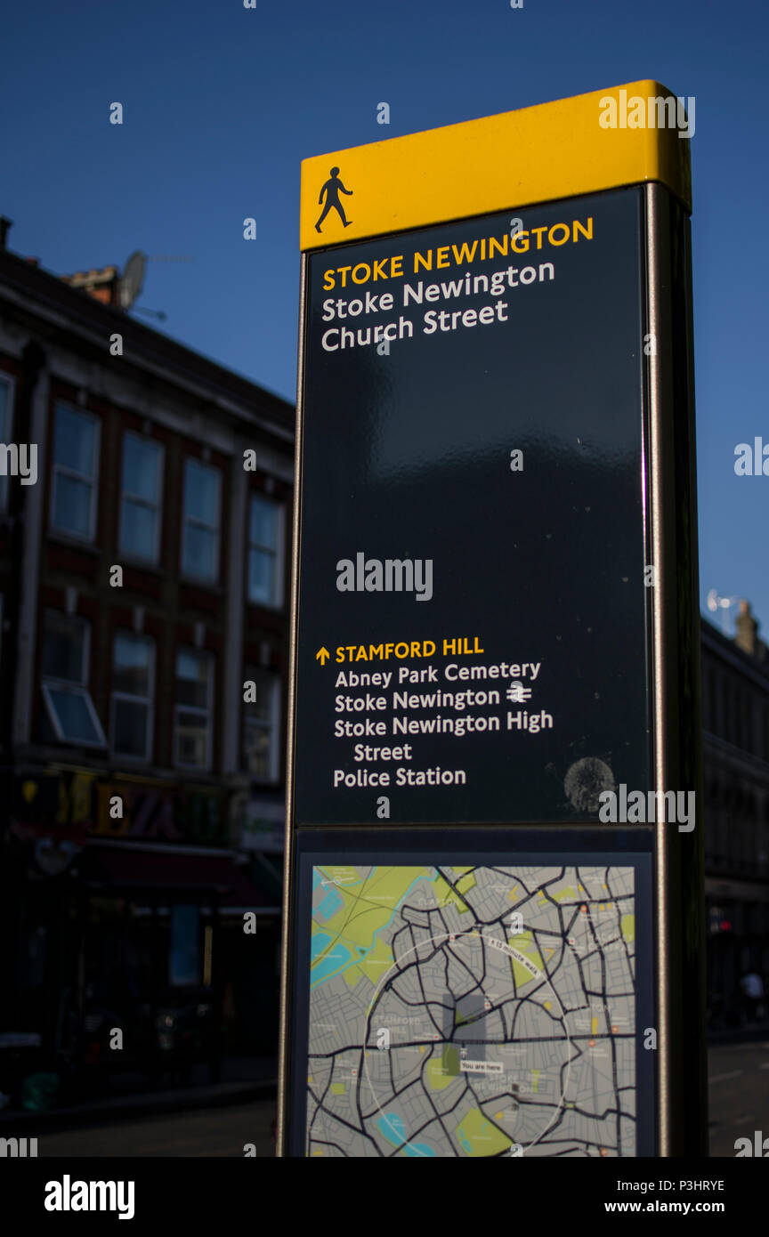 Stoke Newington Church street hackney street mappa che mostra di abney cimitero parco e la stazione di polizia con un cielo azzurro e la luce del sole Foto Stock