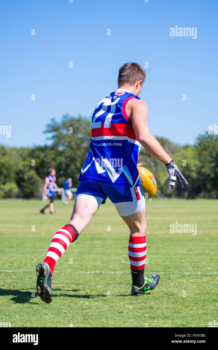 Austin, Texas/USA - Ottobre 19, 2014: Gli Stati Uniti Australian Football League Championship in Austin, Texas. Un giocatore calci la palla. Foto Stock