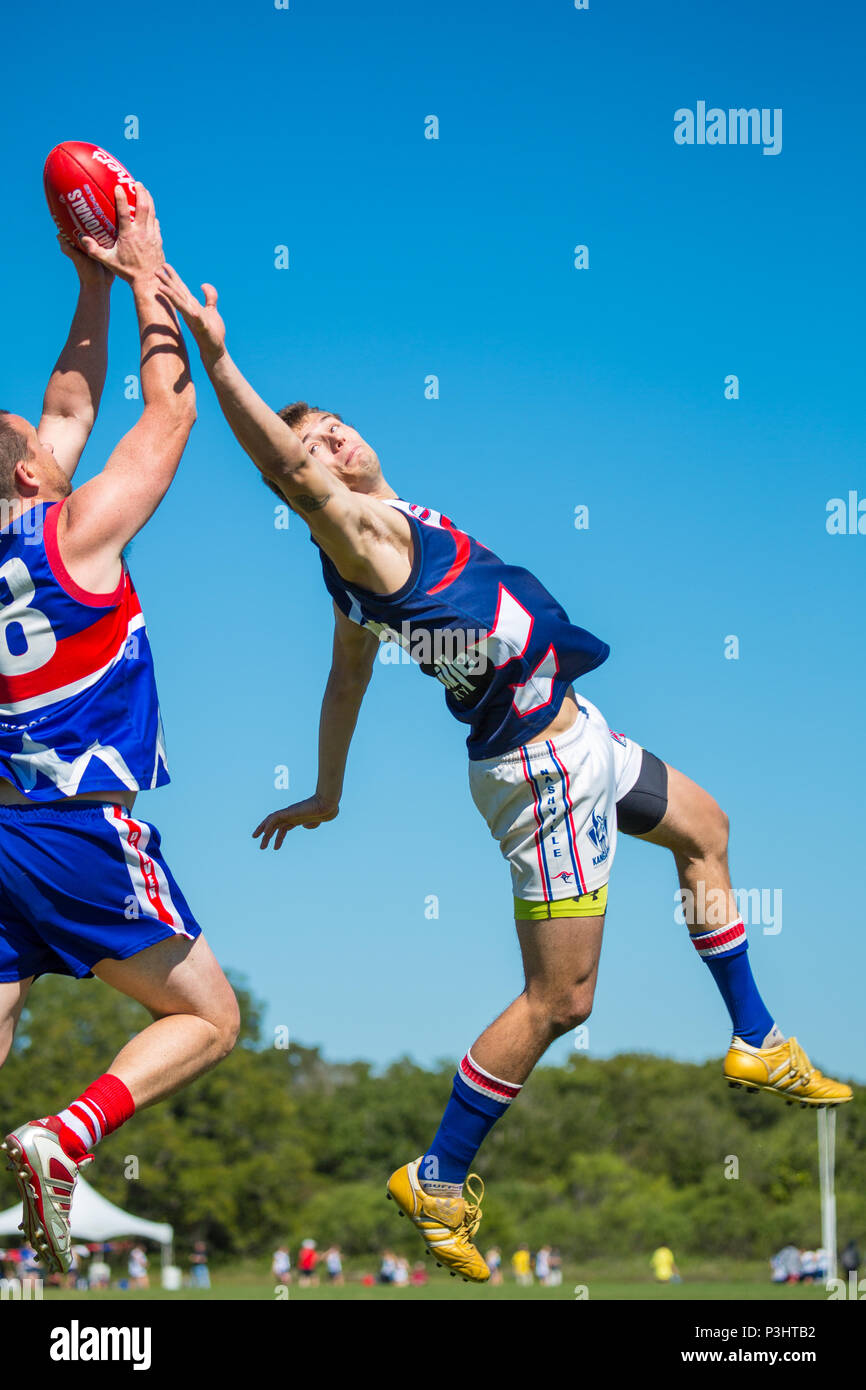 Austin, Texas/USA - Ottobre 19, 2014: Gli Stati Uniti Australian Football League Championship in Austin, Texas. Un giocatore che si estende per la sfera. Foto Stock