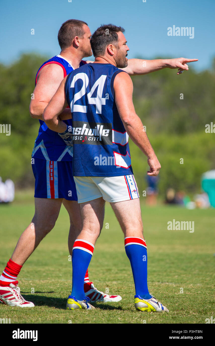 Austin, Texas/USA - Ottobre 19, 2014: Gli Stati Uniti Australian Football League Championship in Austin, Texas. I giocatori avversari si scuotono per posizione. Foto Stock