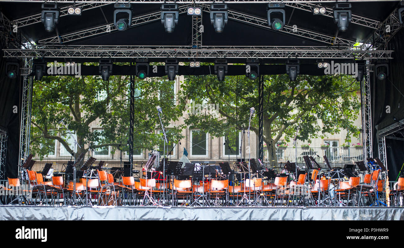 Stadio vuoto prima del concerto di musica classica durante il festival di musica (Fete de la musique), Lussemburgo Foto Stock