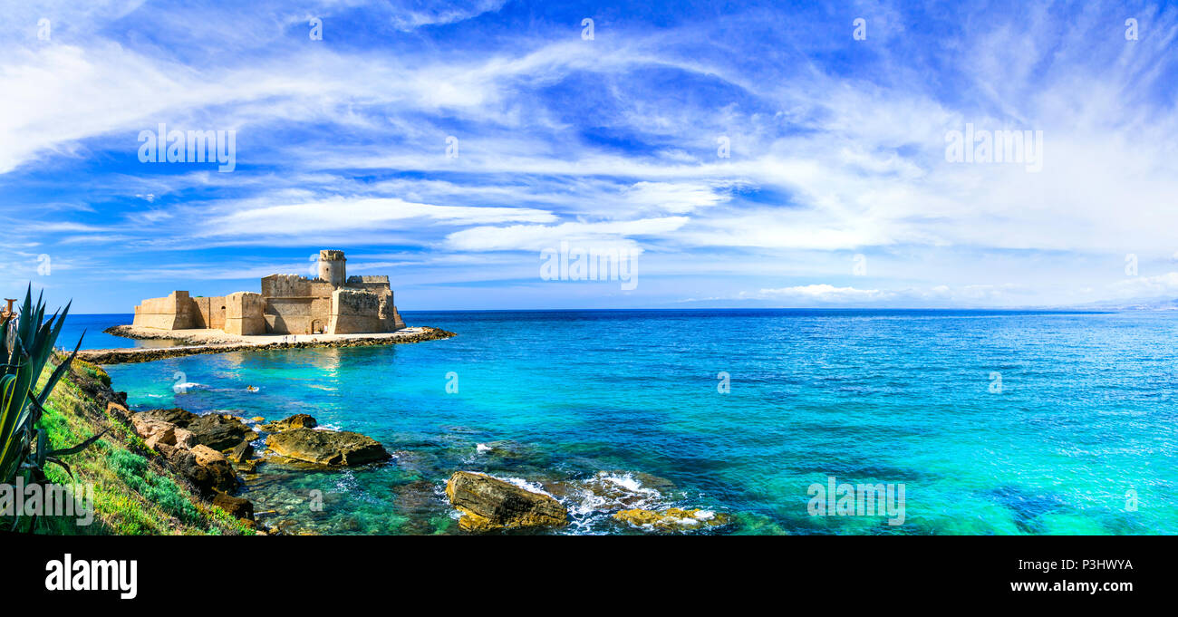 Bel castello medioevale nel mare,Le Castella,Crotone provincia,Calabria,l'Italia. Foto Stock