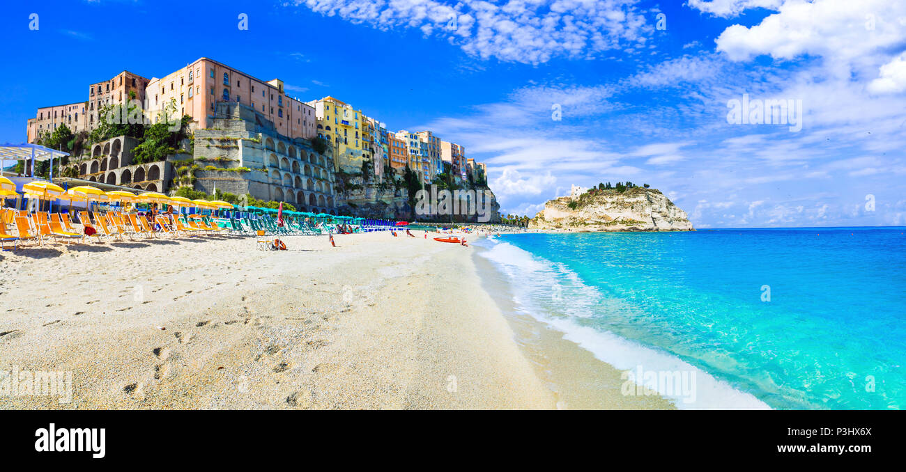 Tradizionali case colorate e mare in tropea villaggio,Calabria,l'Italia. Foto Stock