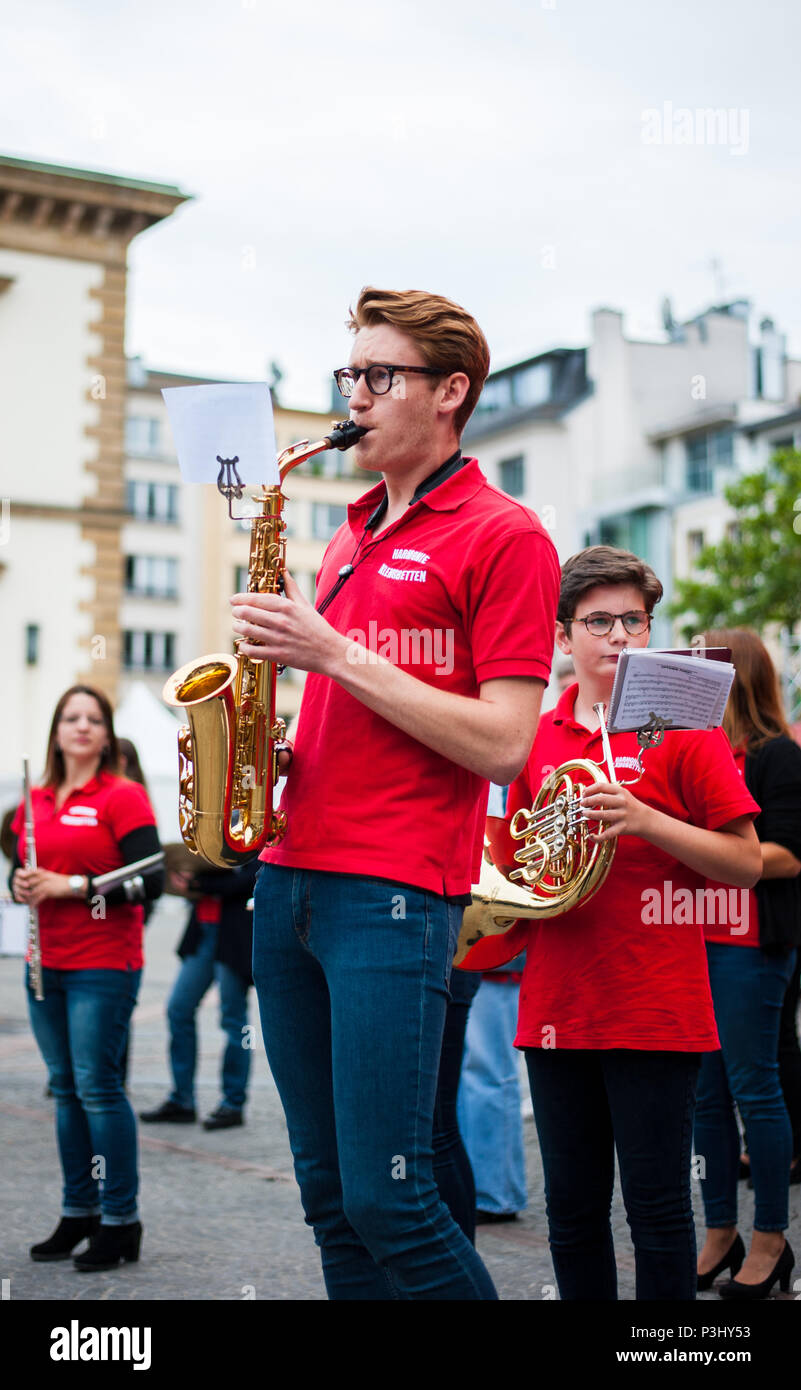 Giovane musicista esegue il sassofono performance al festival di musica (Fete de la musique), Lussemburgo Foto Stock