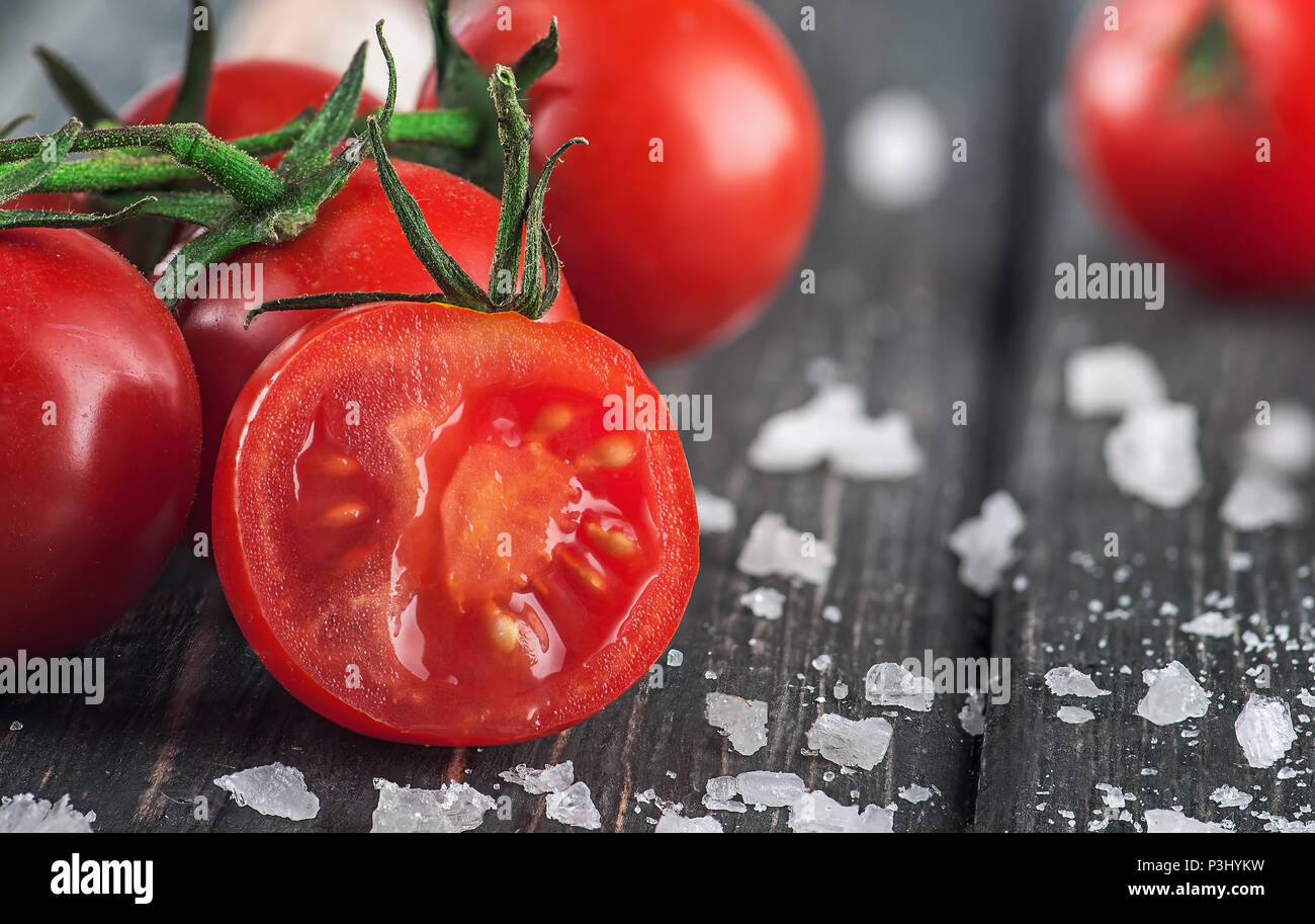 Fette di pomodoro ciliegino e sale Foto Stock