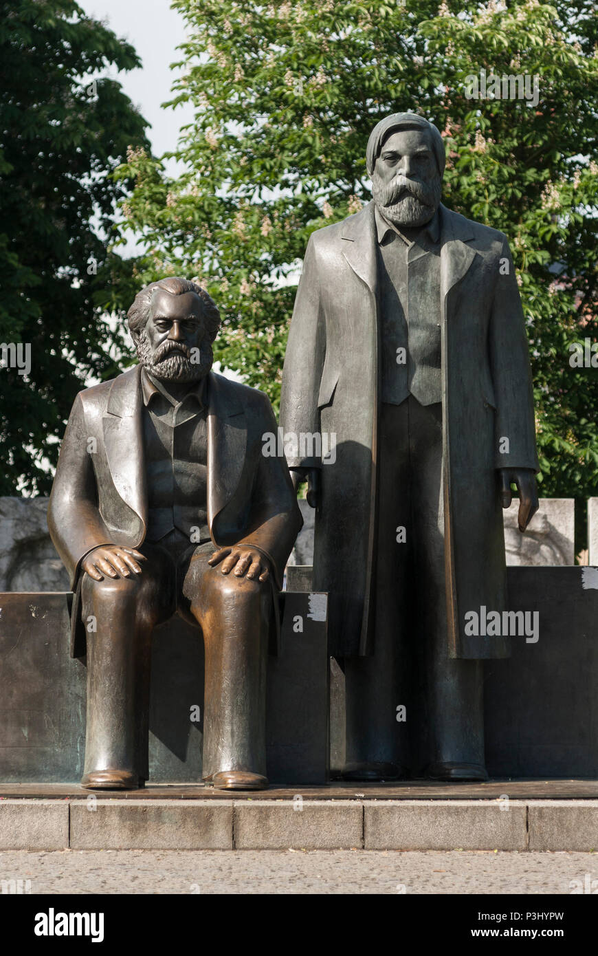 Berlino. Germania. Statua di Karl Marx (sinistra) e Friedrich Engels su Marx-Engels-Forum, progettato da Ludwig Engelhardt, 1986. Foto Stock