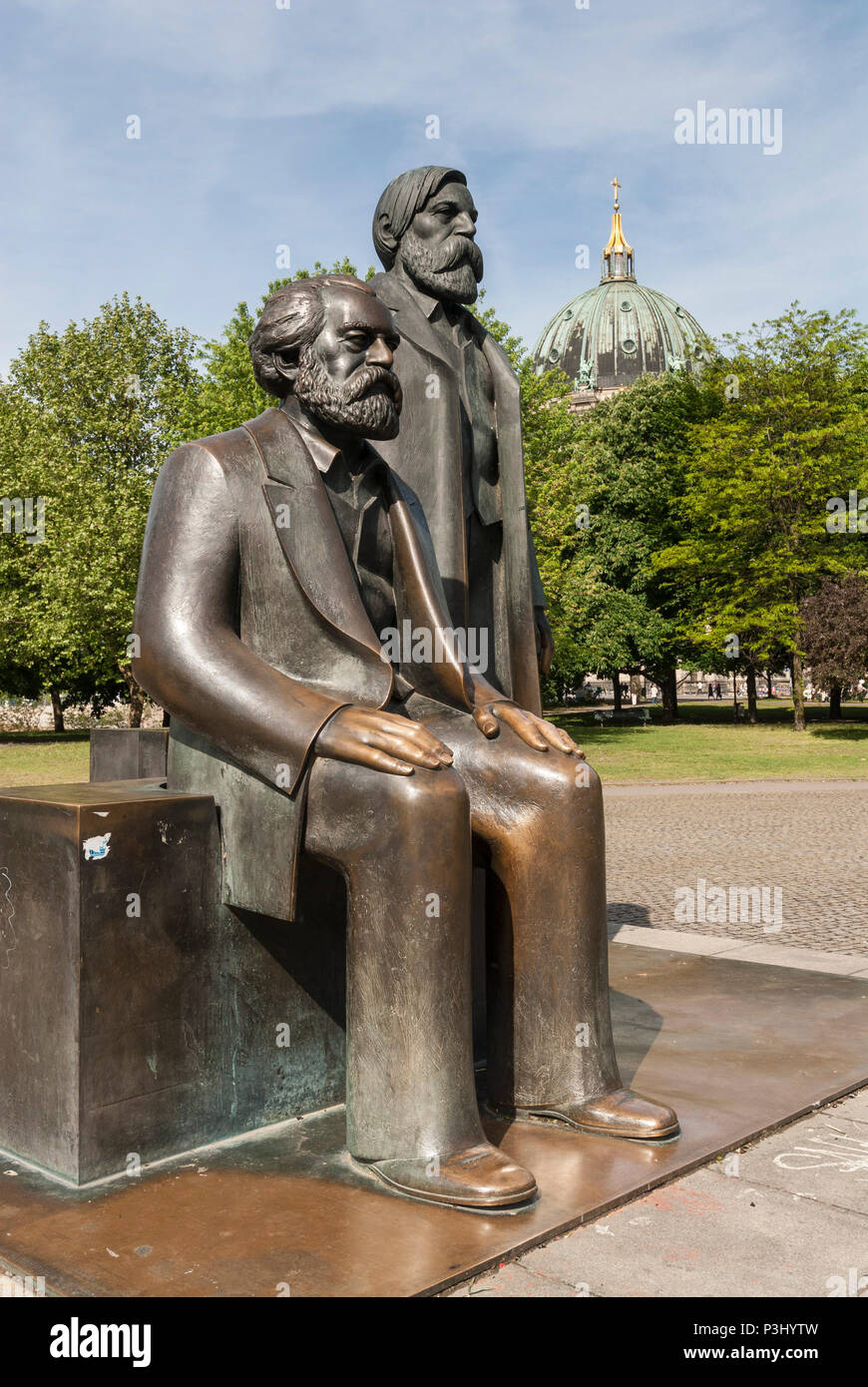 Berlino. Germania. Statua di Karl Marx (sinistra) e Friedrich Engels su Marx-Engels-Forum, progettato da Ludwig Engelhardt, 1986. Foto Stock