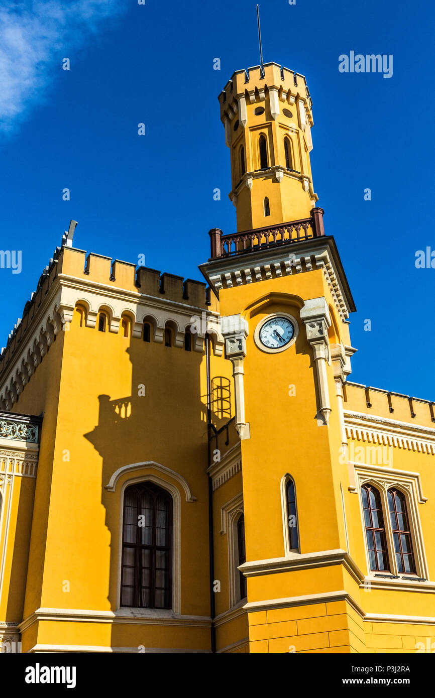 Esterno di Wrocław Główny - Wrocław la principale stazione ferroviaria - contro un cielo blu e nessun popolo Foto Stock