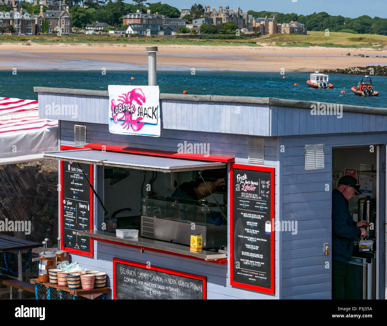 Lobster Shack cibo da asporto in uscita North Berwick harbour con spiaggia in background, North Berwick, East Lothian, Scozia, Regno Unito Foto Stock