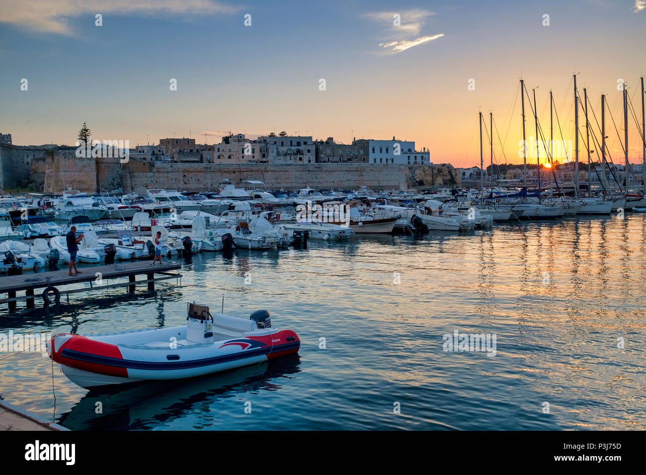 Zattera gonfiabile nel porto di Otranto, Otranto, Italia Foto Stock