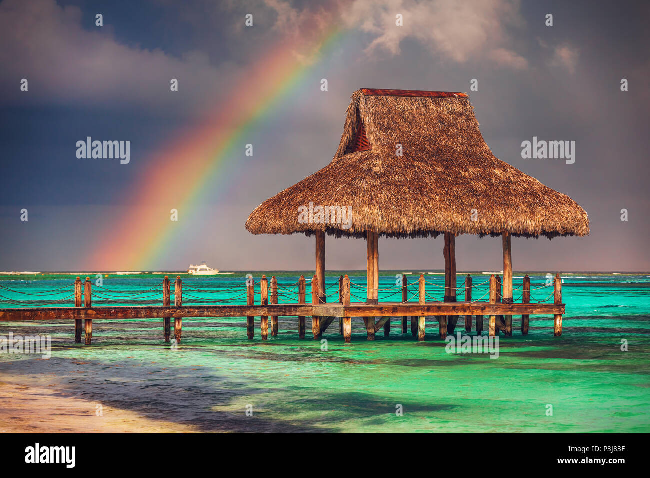 Rainbow oltre l'acqua legno Villa a Cap Cana, Repubblica Dominicana. Foto Stock