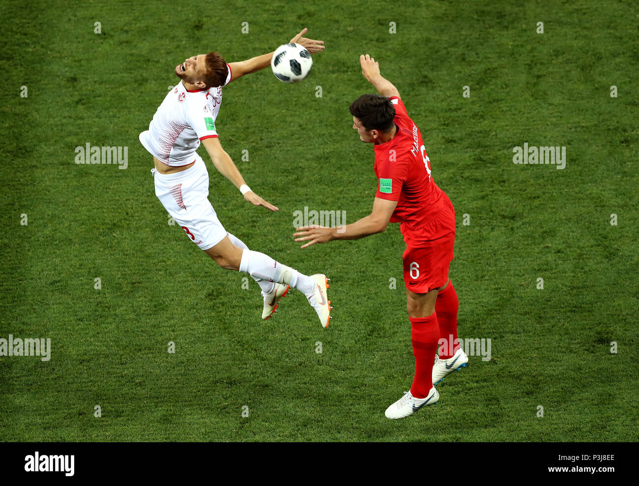 La Tunisia è Fakhreddine Ben Youssef (sinistra) e Inghilterra Harry Maguire battaglia per la sfera durante la Coppa del Mondo FIFA Gruppo G corrisponde all'Arena di Volgograd, Volgograd. Foto Stock