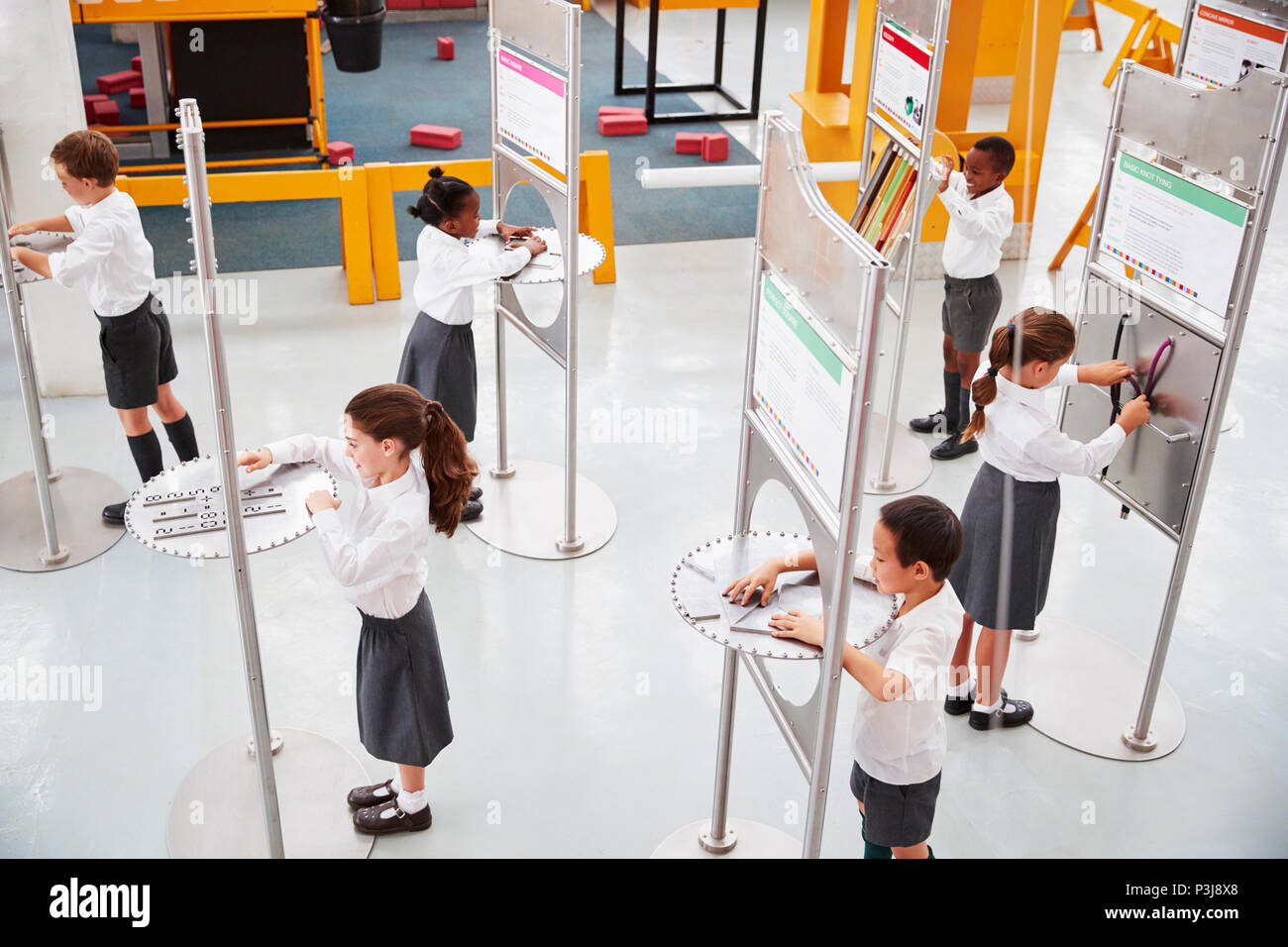 Ragazzi delle scuole fare scienza prove presso un centro di scienze naturali Foto Stock