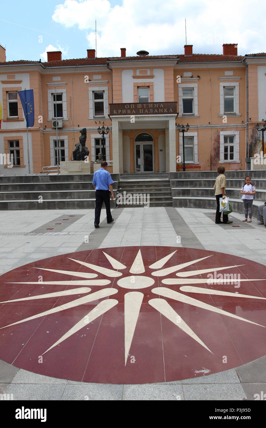 Municipio della città di Kriva Palanka con la Vergina sun o stella macedone nella parte anteriore dell'edificio, il simbolo che la Repubblica di Macedonia non è in grado di utilizzare Foto Stock