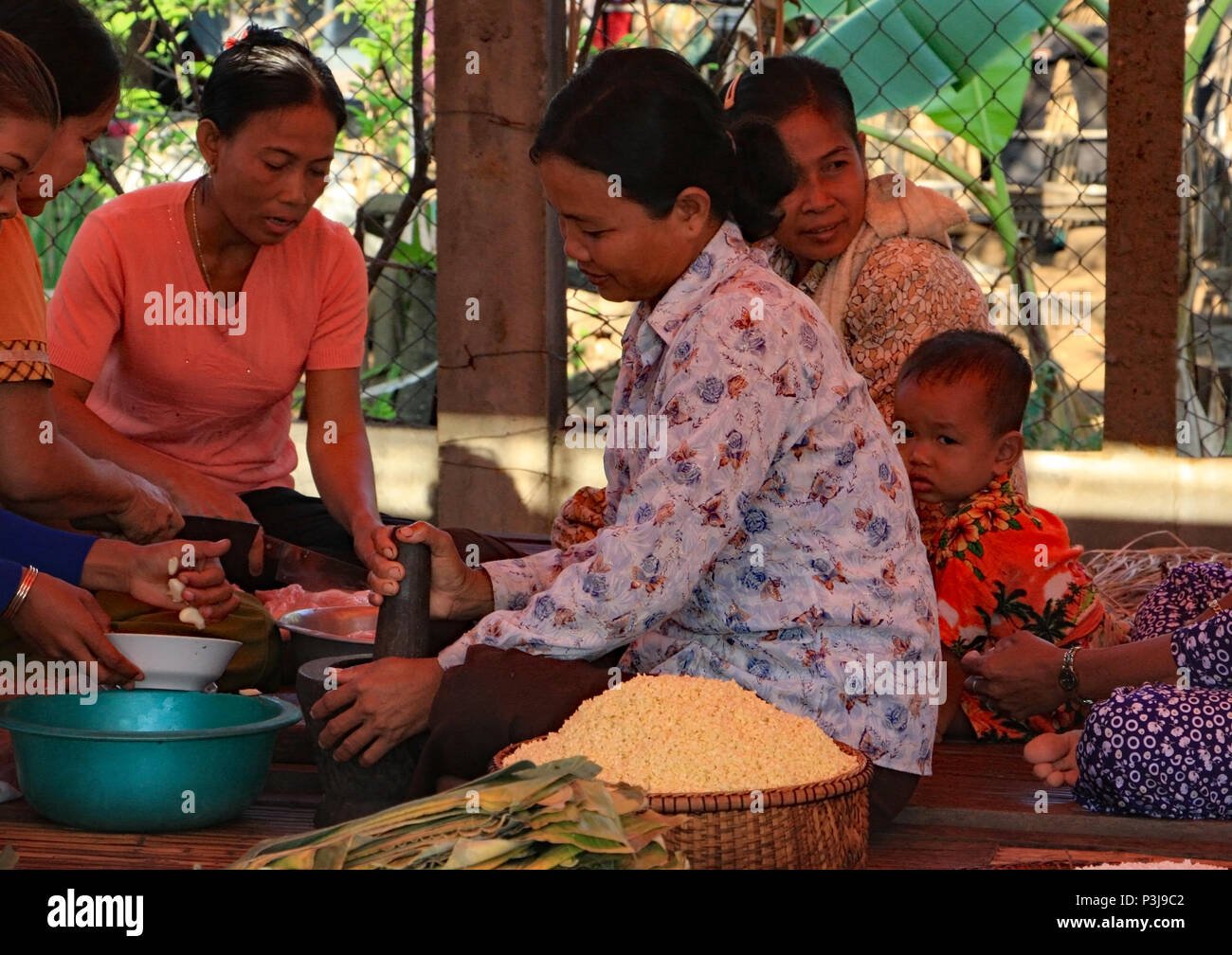 Il giorno prima di un cambogiano di matrimonio la famiglia prepara per la celebrazione e la cottura avviene per tutto il giorno. Foto Stock
