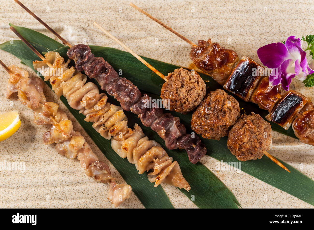 Verdure grigliate e spiedini di carne Foto Stock