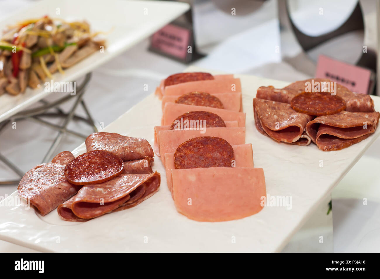 Salami assortiti piatti freddi Foto Stock