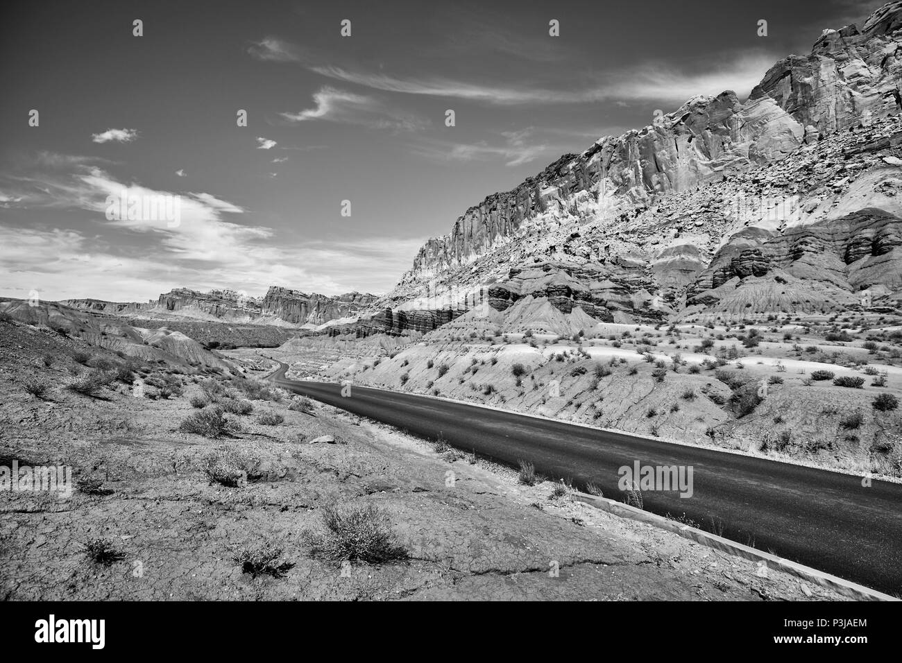 Immagine in bianco e nero di una strada panoramica, Capitol Reef National Park nello Utah, Stati Uniti d'America. Foto Stock