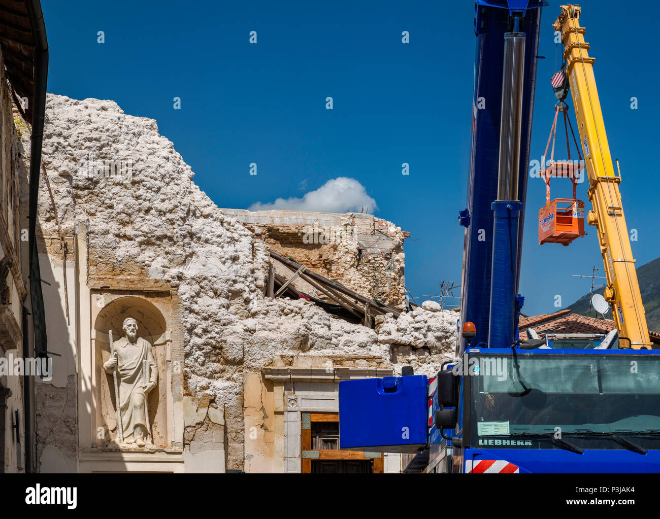 Statua, intatto, presso le rovine della chiesa, distrutta dai terremoti in ottobre 2016, Aprile 2018 vista, a Norcia in Umbria, Italia Foto Stock