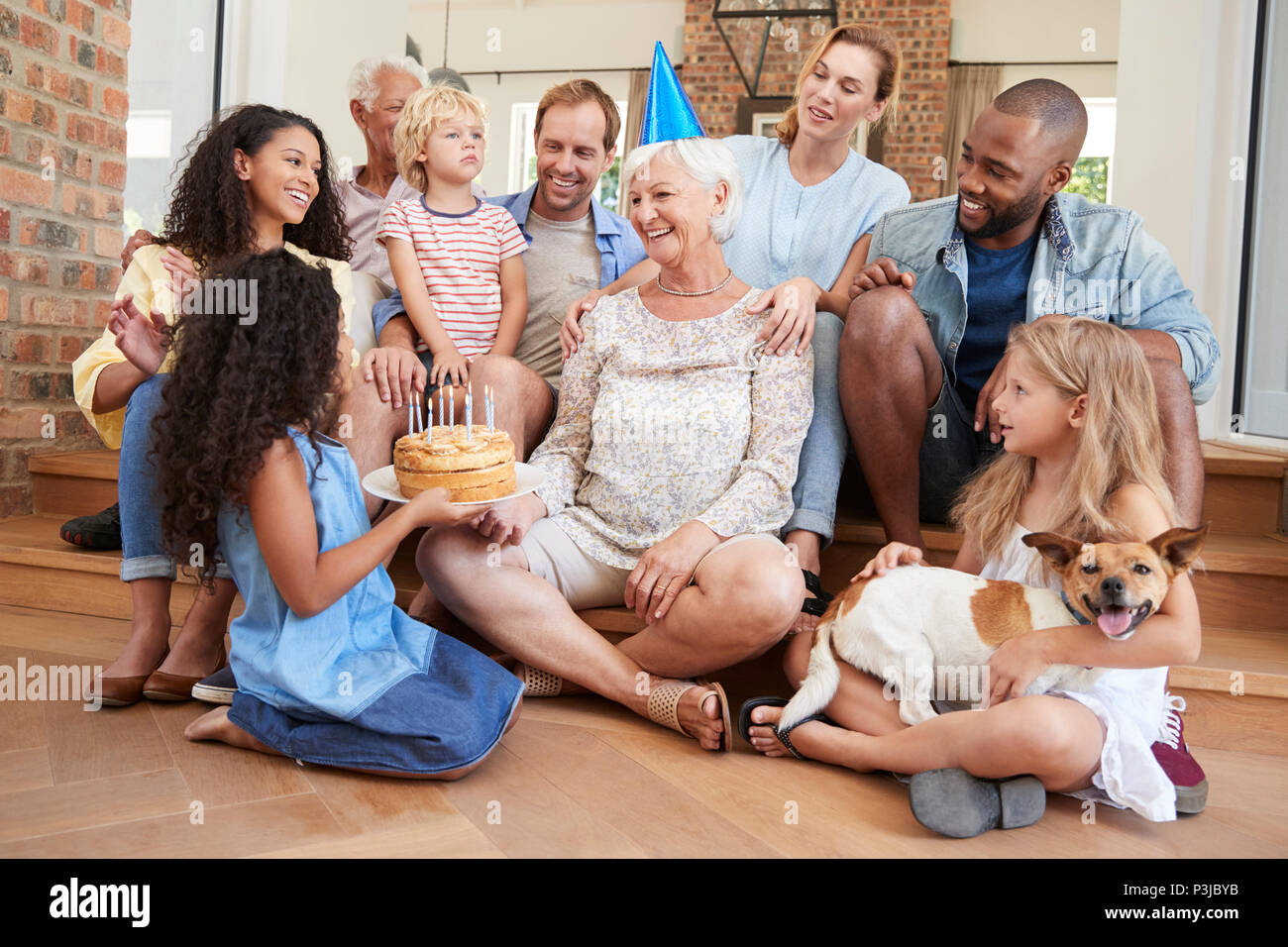 La famiglia e gli amici per festeggiare un rispetto il compleanno a casa Foto Stock