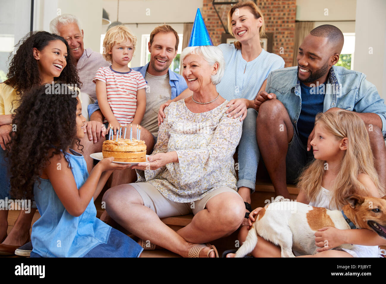 La famiglia e gli amici per celebrare la nonna compleanno, close up Foto Stock