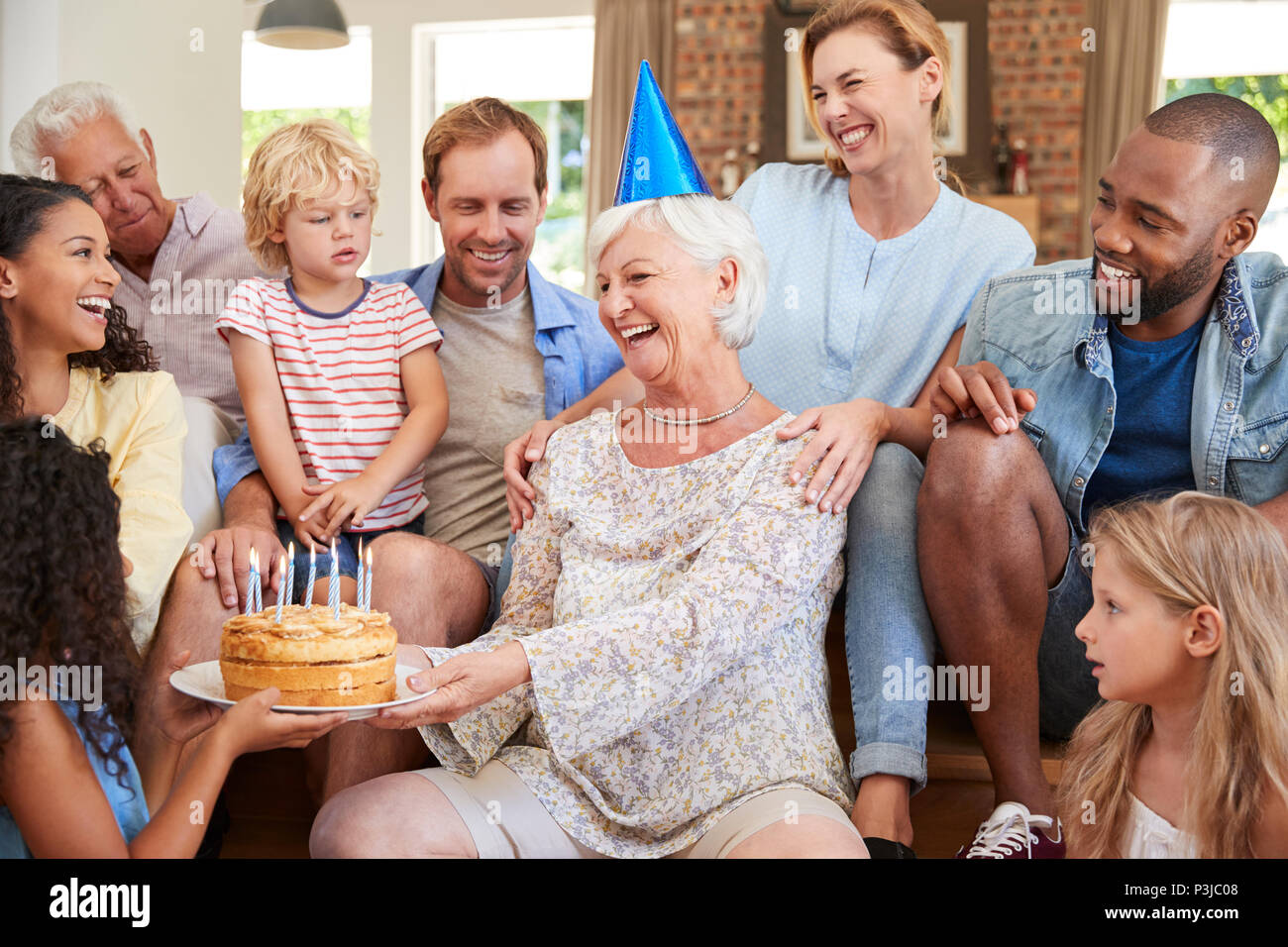 La famiglia e gli amici per celebrare la nonna compleanno, close up Foto Stock