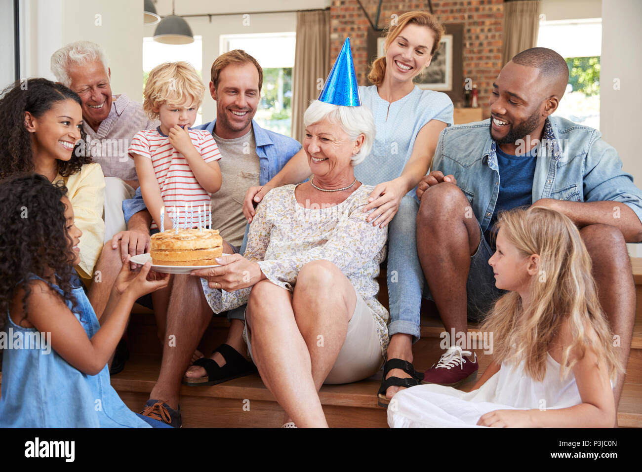 La famiglia e gli amici per celebrare la nonna compleanno, close up Foto Stock