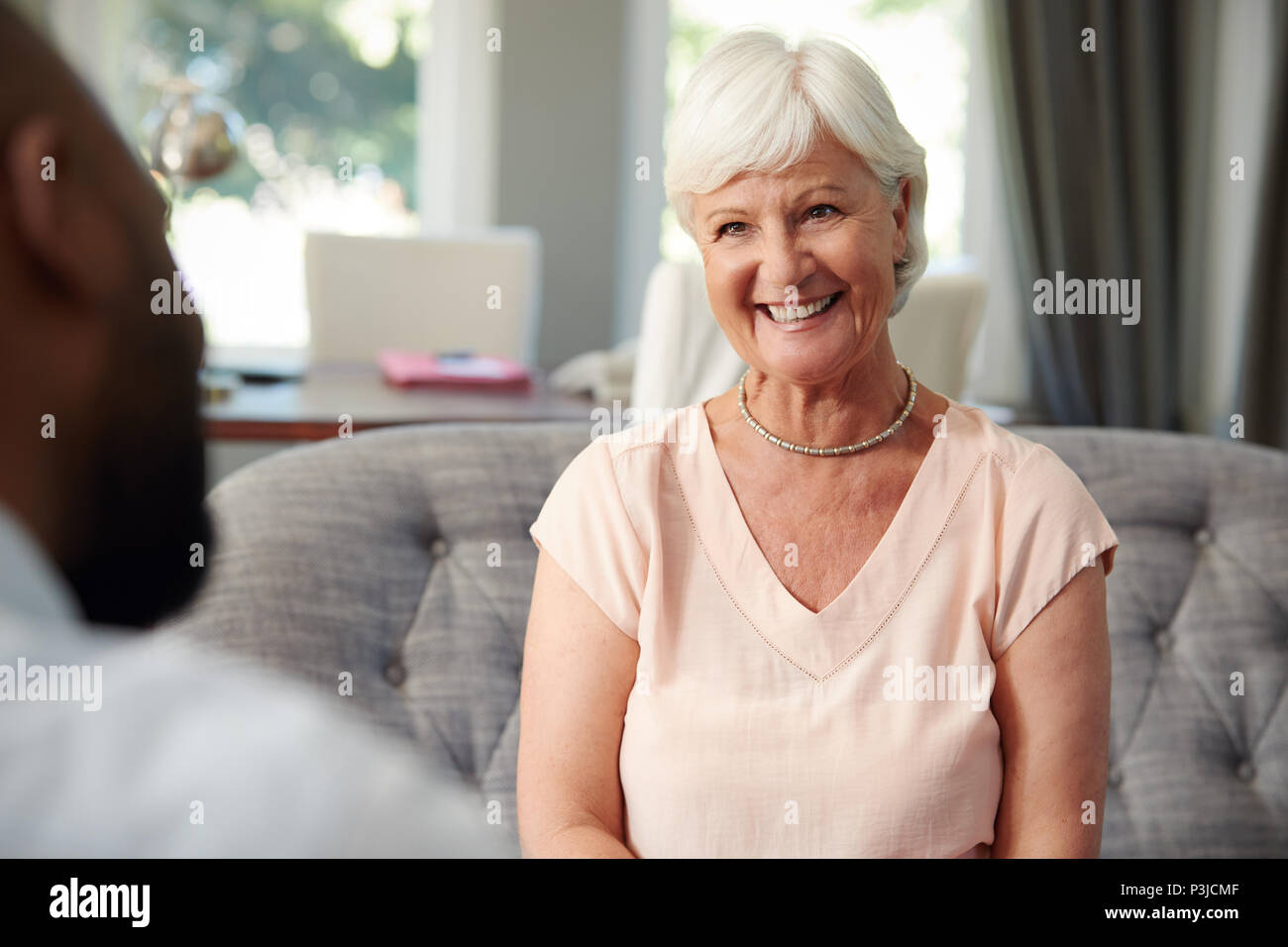 Felice senior donna prendendo la consulenza finanziaria a casa Foto Stock
