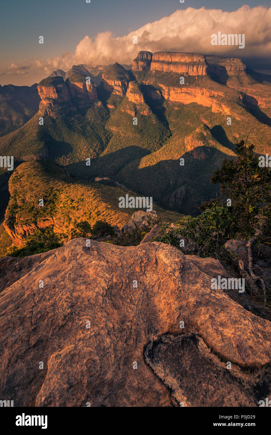 Ritratto di tre Rondavels al tramonto con una texture di superficie di roccia in primo piano. Mpumalanga, Sud Africa Foto Stock