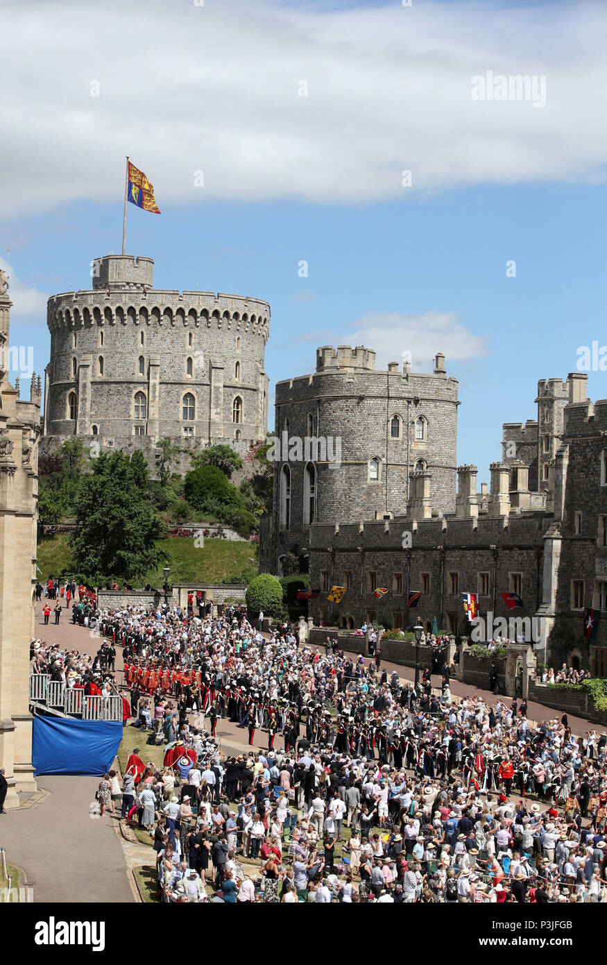 Le protezioni del Blues e del reggimento di Royals e la banda militare marzo intorno alla folla in attesa per la famiglia reale e i cavalieri della Giarrettiera di arrivare durante l annuale Ordine della Giarrettiera in servizio alla cappella di San Giorgio e Castello di Windsor. Foto Stock