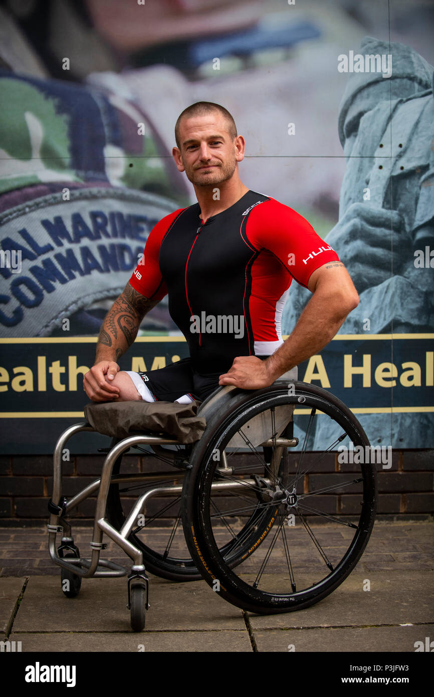 Ex Royal Marine Commando Joe Townsend che ha vinto il Commonwealth oro in uomini della para-triathlon. Foto Stock