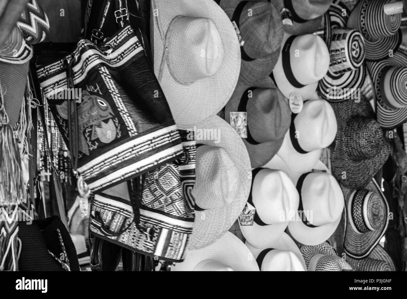 Vicino sul sombreros artificiale e accessori in un mercato colombiano Foto Stock
