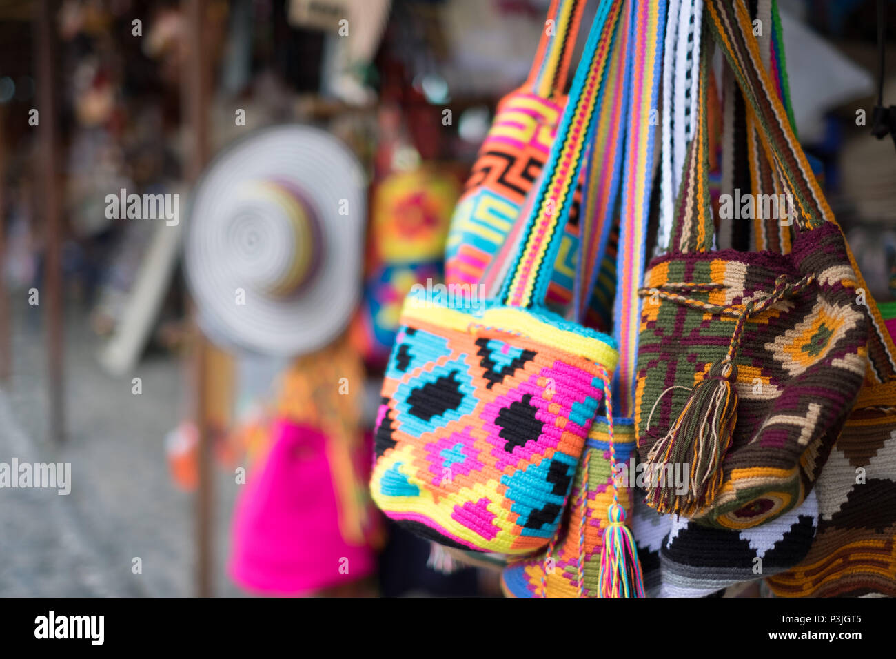 Colorate imbarcazioni tradizionali nel mercato in Colombia Foto Stock