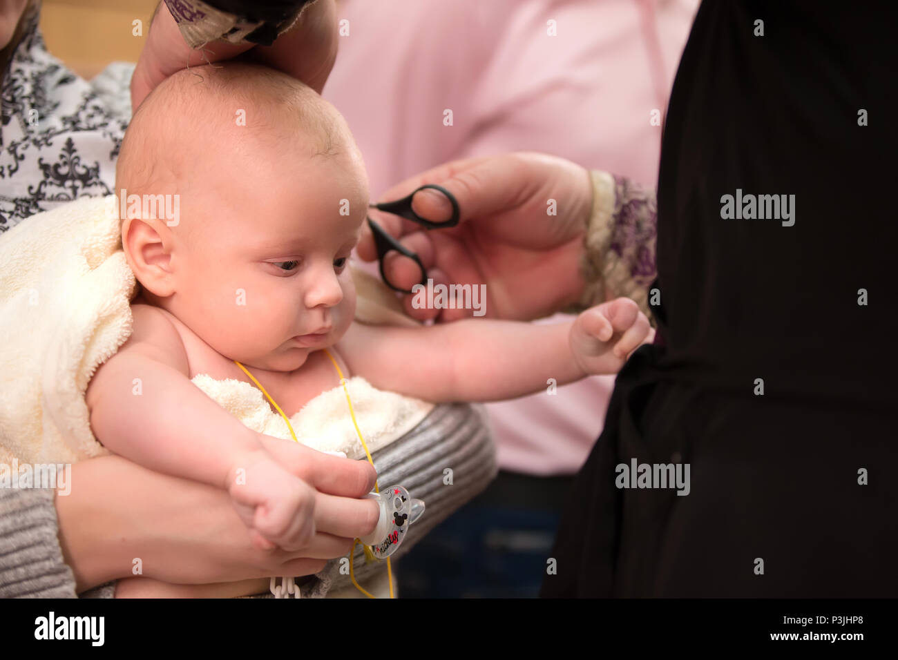 La Bielorussia Gomel Febbraio 24 18 Chiesa Di Betulle Il Battesimo Di Un Bambino Per Il lio Dei Capelli Per Bambino Battesimo La Tonsura Foto Stock Alamy