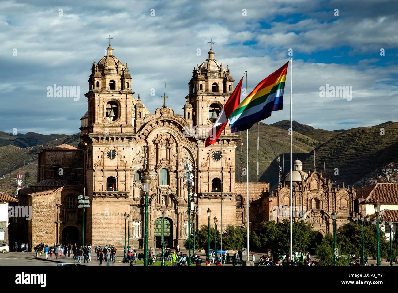 La Società di Gesù (La Compania de Jesus) Chiesa peruviana e bandiere Inca e Plaza de Armas, Cusco, Perù Foto Stock