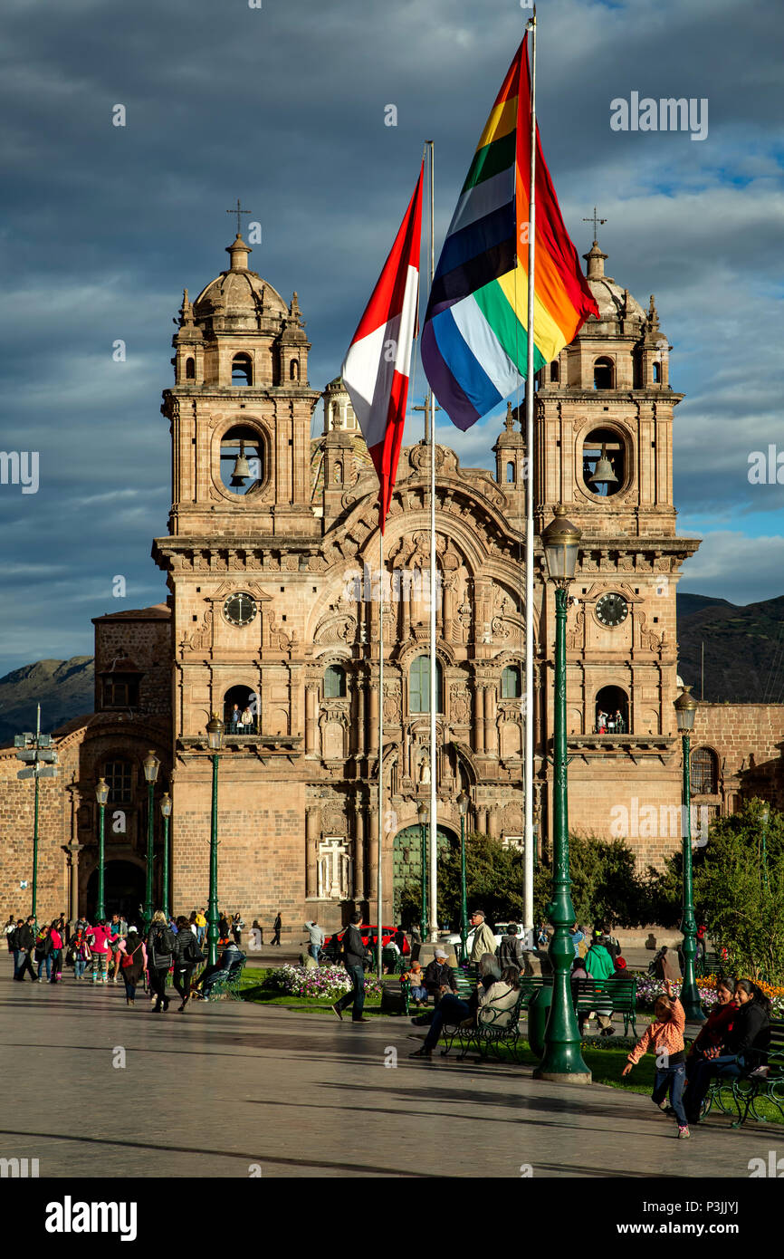 La Società di Gesù (La Compania de Jesus) Chiesa peruviana e bandiere Inca e Plaza de Armas, Cusco, Perù Foto Stock
