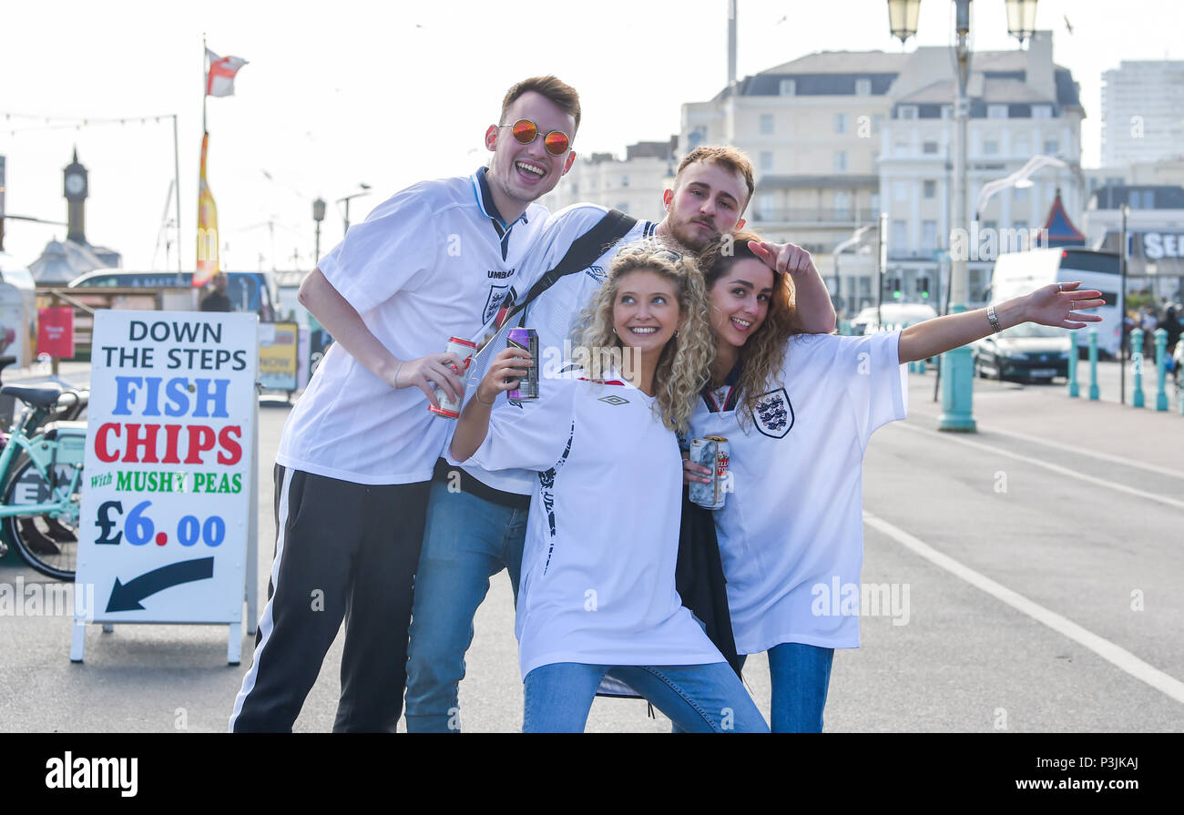 Brighton Regno Unito 18 Giugno 2018 - Inghilterra i tifosi di calcio sempre dietro al team di Brighton Seafront stasera come fanno il loro modo di guardare il gioco su un Foto Stock