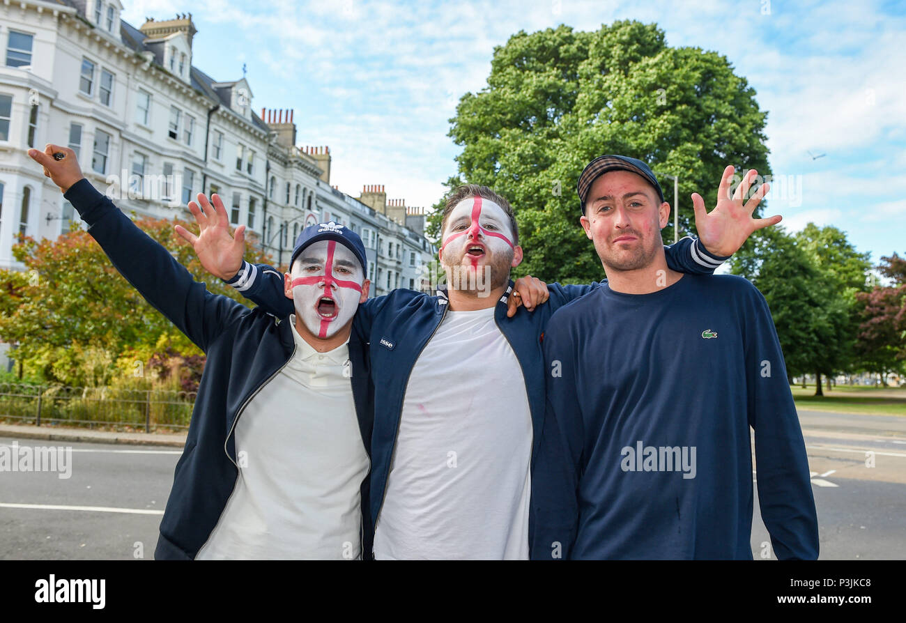 Brighton UK 18th giugno 2018 - Inghilterra tifosi di calcio per le strade di Brighton stasera, mentre l'Inghilterra prende la Tunisia in Coppa del mondo in Russia Foto Stock