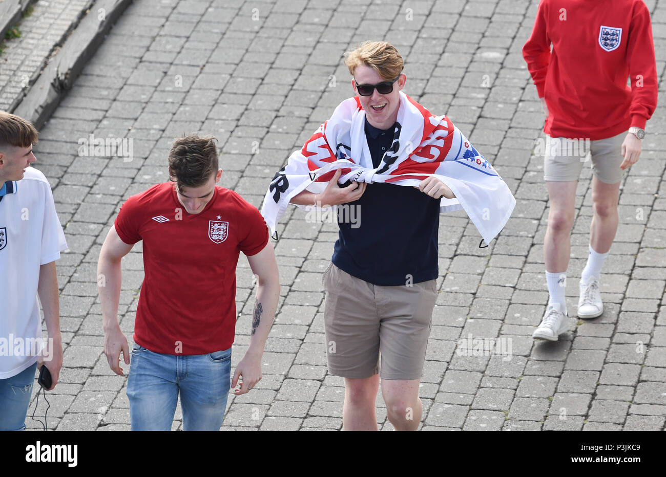 Brighton Regno Unito 18 Giugno 2018 - Inghilterra i tifosi di calcio sempre dietro al team di Brighton Seafront stasera come fanno il loro modo di guardare il gioco su un Foto Stock