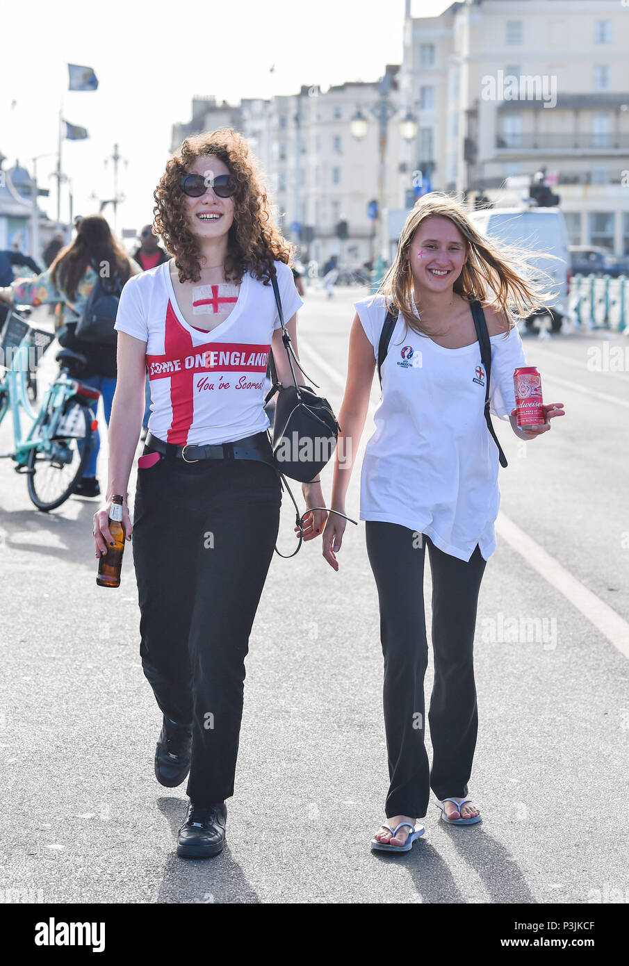 Brighton Regno Unito 18 Giugno 2018 - Inghilterra i tifosi di calcio sempre dietro al team di Brighton Seafront stasera come fanno il loro modo di guardare il gioco su un Foto Stock