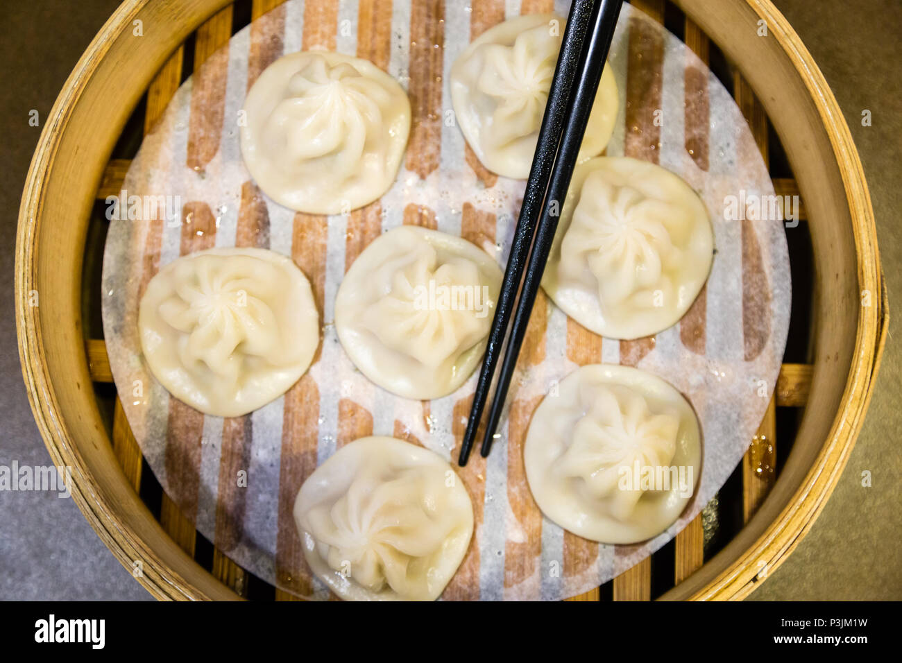 Cinese tradizionale gnocchi vaporizzato in un vaporizzatore di bambù Foto Stock