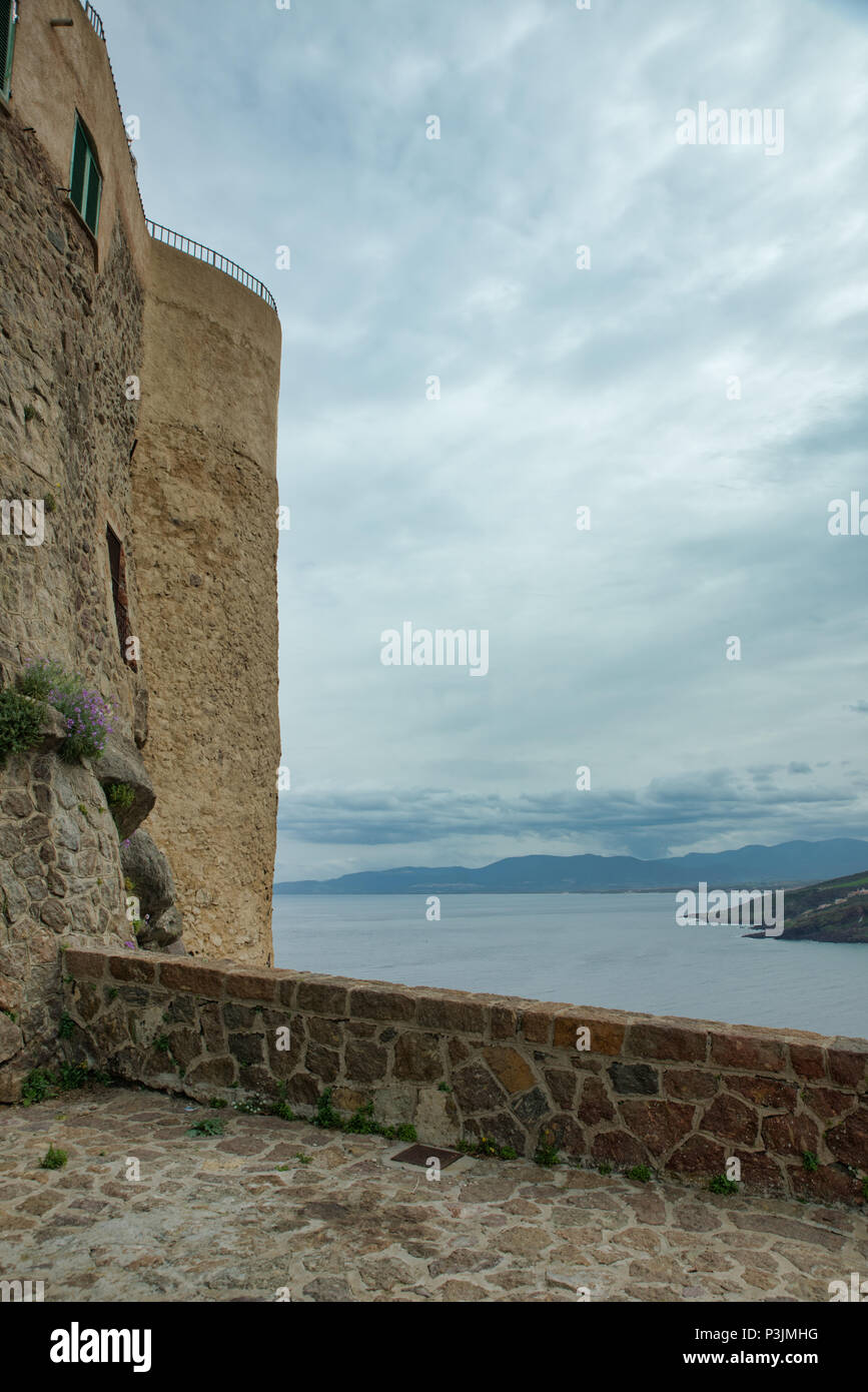 Vecchio muro nel villaggio di Castelsardo sull'isola italiana di Sardegna o sardegna Foto Stock